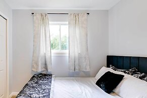 4 Mi to Michigan Stadium: Cozy Home w/ Fire Pit!