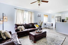 4 Mi to Michigan Stadium: Cozy Home w/ Fire Pit!