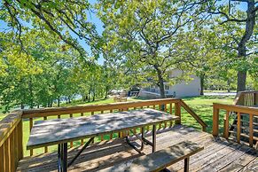 Lakefront Oasis: Boat Slip, Kayaks & Outdoor Pool