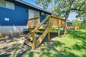 Lakefront Oasis: Boat Slip, Kayaks & Outdoor Pool