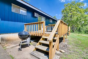 Lakefront Haven: Boat Slip, Deck & Community Pool!