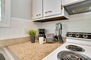 Lakefront Haven: Boat Slip, Deck & Community Pool!