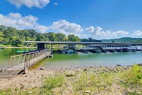 Lakefront Haven: Boat Slip, Deck & Community Pool!