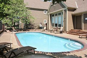 Overland Park Condo, Close to Lakes & Parks!