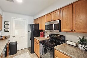 Overland Park Condo, Close to Lakes & Parks!