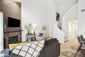 Overland Park Condo, Close to Lakes & Parks!