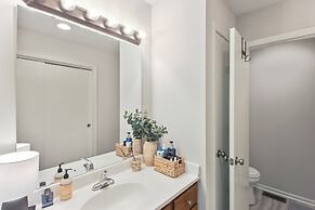 Overland Park Condo, Close to Lakes & Parks!