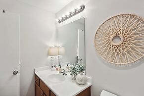 Overland Park Condo, Close to Lakes & Parks!