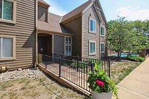 Overland Park Condo, Close to Lakes & Parks!