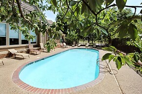 Overland Park Condo, Close to Lakes & Parks!