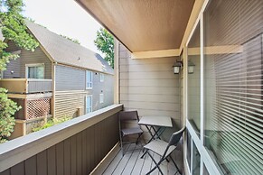Overland Park Condo, Close to Lakes & Parks!