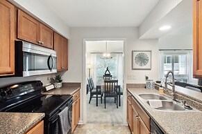 Overland Park Condo, Close to Lakes & Parks!