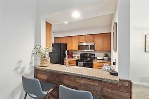 Overland Park Condo, Close to Lakes & Parks!