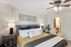 Overland Park Condo, Close to Lakes & Parks!