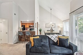 Overland Park Condo, Close to Lakes & Parks!