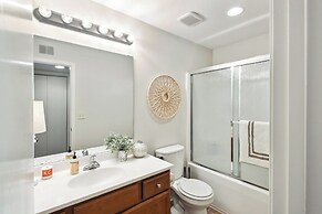 Overland Park Condo, Close to Lakes & Parks!