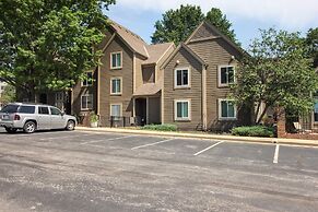 Overland Park Condo, Close to Lakes & Parks!