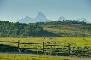 23 Mi to Targhee Skiing: Felt Cabin w/ Hot Tub!