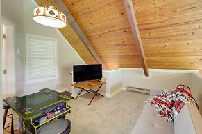 Decks & Views: Scenic Cabin in Beech Mountain!