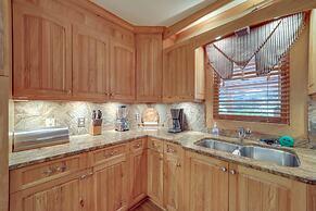 7 Mi to Beech Mountain Skiing: Home w/ Fire Pit