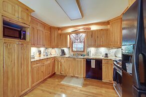 7 Mi to Beech Mountain Skiing: Home w/ Fire Pit