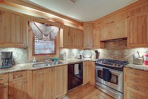 7 Mi to Beech Mountain Skiing: Home w/ Fire Pit