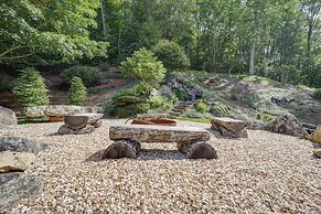 7 Mi to Beech Mountain Skiing: Home w/ Fire Pit