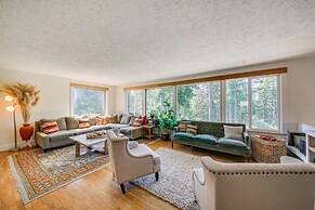 Chic Idaho Retreat w/ Hot Tub, Grill & Pool Table!