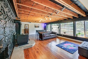 Chic Idaho Retreat w/ Hot Tub, Grill & Pool Table!