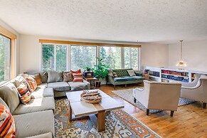 Chic Idaho Retreat w/ Hot Tub, Grill & Pool Table!