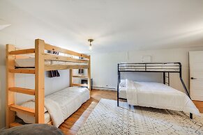 Chic Idaho Retreat w/ Hot Tub, Grill & Pool Table!