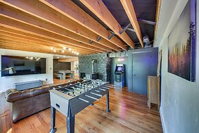 Chic Idaho Retreat w/ Hot Tub, Grill & Pool Table!