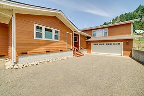 Inviting Manchester Home w/ Hot Tub Near Beach!