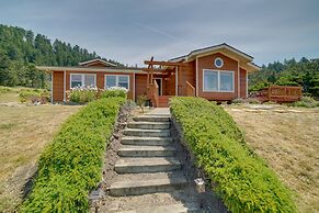Inviting Manchester Home w/ Hot Tub Near Beach!