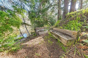 On-site Creek & Fishing: Cozy Coos Bay Retreat!