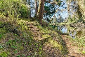 On-site Creek & Fishing: Cozy Coos Bay Retreat!