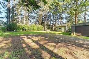 On-site Creek & Fishing: Cozy Coos Bay Retreat!