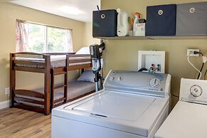 On-site Creek & Fishing: Cozy Coos Bay Retreat!