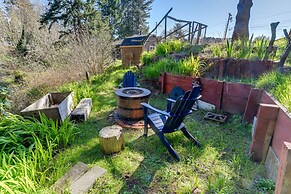 On-site Creek & Fishing: Cozy Coos Bay Retreat!