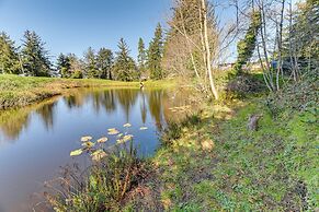 On-site Creek & Fishing: Cozy Coos Bay Retreat!