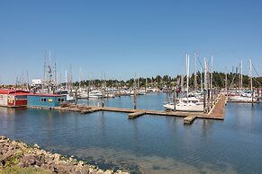 On-site Creek & Fishing: Cozy Coos Bay Retreat!