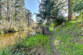 On-site Creek & Fishing: Cozy Coos Bay Retreat!