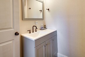 On-site Creek & Fishing: Cozy Coos Bay Retreat!