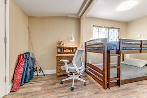 On-site Creek & Fishing: Cozy Coos Bay Retreat!