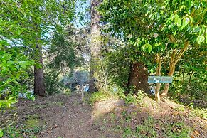 On-site Creek & Fishing: Cozy Coos Bay Retreat!