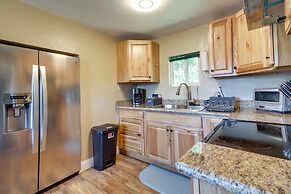 On-site Creek & Fishing: Cozy Coos Bay Retreat!