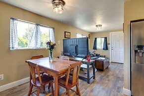 On-site Creek & Fishing: Cozy Coos Bay Retreat!