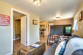 On-site Creek & Fishing: Cozy Coos Bay Retreat!