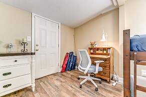 On-site Creek & Fishing: Cozy Coos Bay Retreat!