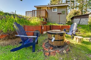 On-site Creek & Fishing: Cozy Coos Bay Retreat!